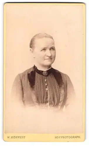 Fotografie W. Höffert, Hannover, Georg-Str. 9, Bürgerliche Dame im Sonntagskleid