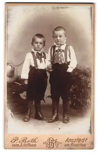 Fotografie P. Both, Arnstadt, am Riedthor, Zwei kleine Brüder in zeitgenösschische Kleidung