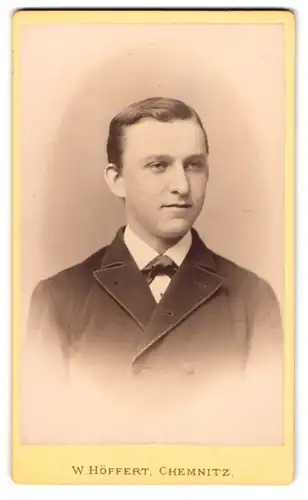 Fotografie W. Höffert, Chemnitz, Langestrasse 18, Junger Mann im Mantel mit Fliege