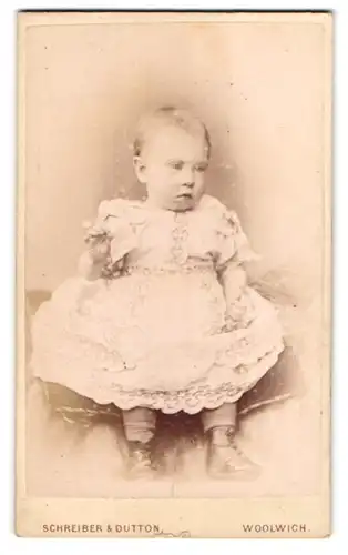 Fotografie Schreiber & Dutton, Woolwich, Wellington Street 101, Niedliches Baby im weissen Kleid