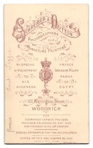 Fotografie Schreiber & Dutton, Woolwich, Wellington Street 101, Niedliches Baby im weissen Kleid