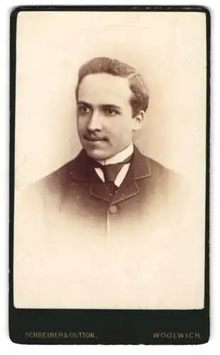 Fotografie Schreiber & Dutton, Woolwich, Wellington Street 101, Junger bürgerlicher Mann im Mantel mit Krawatte