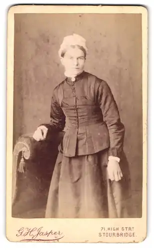 Fotografie G. H. Jasper, Stourbridge, High Street 71, Dame in schwarzer Kleidung mit Kopfbedeckung