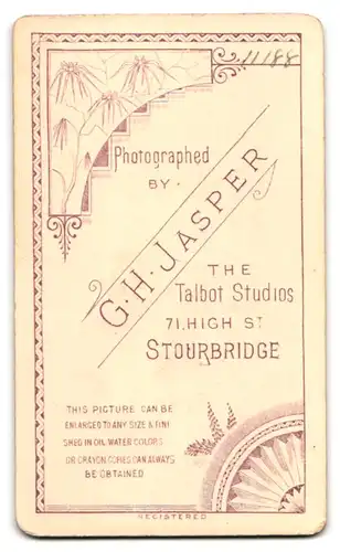 Fotografie G. H. Jasper, Stourbridge, High Street 71, Dame in schwarzer Kleidung mit Kopfbedeckung