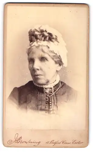 Fotografie A. Browning, Exeter, Bedford Circus 11, Alte bürgerliche Dame im Sonntagskleid