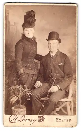 Fotografie H. Davey, Exeter, North Street, Bürgerliches Ehepaar mit Hut und Stock