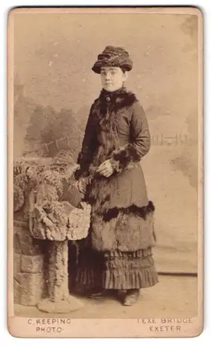 Fotografie C. Keeping, Exeter, Exe Bridge 1, Junges Mädchen im schwarzen Kleid mit Pelz und Hut