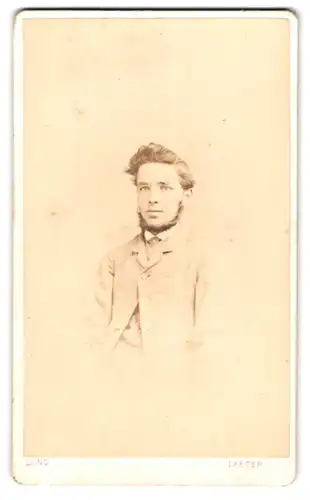 Fotografie J. F. Long, Exeter, High Street 43, Junger Mann im Mantel mit Kinnbart