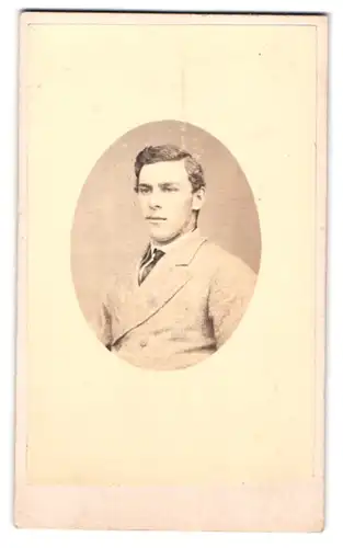Fotografie S. Poole, Exeter, Southernhay, Bürgerlicher junger Mann im Mantel mit Krawatte