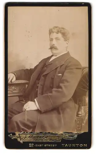 Fotografie J. Arnold, Taunton, East Street 52, Bürgerlicher Mann im Mantel mit Schnurrbart