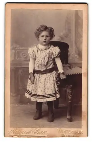 Fotografie August Baer, Winterthur, Niedergasse, Kleines Mädchen im weissen Kleid
