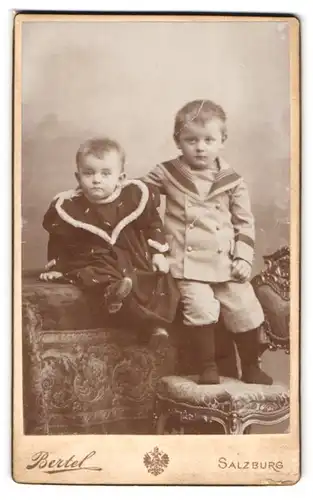 Fotografie Eduard Bertel, Salzburg, Zwei kleine Brüder im Mantel in vertrauter Pose
