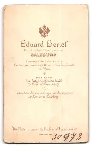 Fotografie Eduard Bertel, Salzburg, Zwei kleine Brüder im Mantel in vertrauter Pose