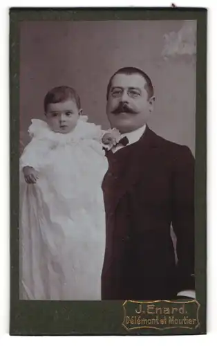 Fotografie J. Enard, Delemont, Avenue de la gare, Bürgerlicher Mann mit Schnurrbart mit seiner Tochter