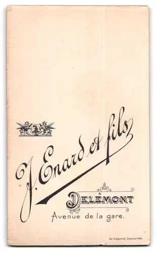 Fotografie J. Enard et fils, Delemont, Avenue de la gare, Kleinkind im weissen Kleid