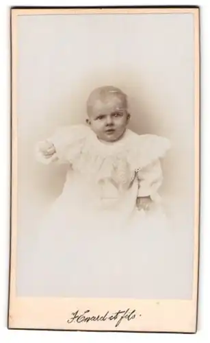 Fotografie J. Enard et fils, Delemont, Avenue de la gare, Kleines Baby im weissen Kleid