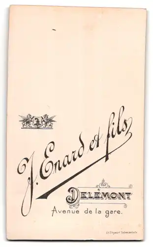 Fotografie J. Enard et fils, Delemont, Avenue de la gare, Kleines Baby im weissen Kleid