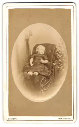 Fotografie H. Ludwig, Crimmitschau, neben Thurm 86, Kleines Mädchen im schwarzen Kleid auf einem Sessel
