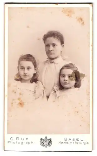 Fotografie C. Ruf, Basel, Steinthorberg 20, Bürgerliche Dame mit ihren zwei Töchtern
