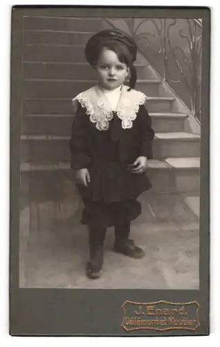 Fotografie J. Enard, Delemont, Avenue de la gare, Kleines Mädchen im schwarzen Kleid mit Hut