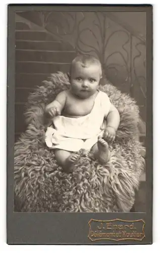 Fotografie J. Enard, Delemont, Avenue de la gare, Kleines Baby in weisser Kleidung