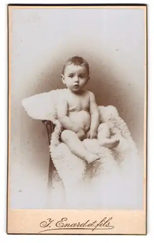 Fotografie J. Enard et fils, Delemont, Avenue de la gare, Kleines Baby auf einer Wolldecke