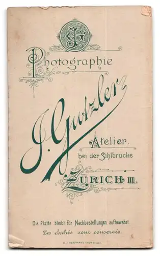 Fotografie J. Gutzler, Zürich, bei der Sihlbrücke, Kleiner Knabe mit grossem Hut und Reifen