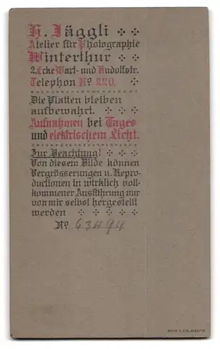 Fotografie Hans Jäggli, Winterthur, Kleiner Knabe mit Mütze und Reifen in den Hand
