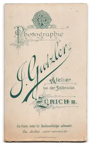 Fotografie J. Gutzler, Zürich, bei der Sihlbrücke, Dame im Kleid mit dem Blick zur Seite