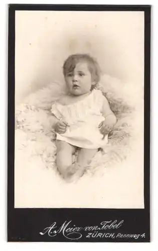 Fotografie A. Meier von Tobel, Zürich, Rennweg 4, Kleines Baby im weissen Kleid