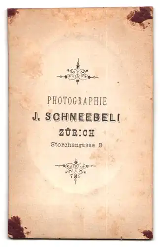 Fotografie J. Schneebeli, Zürich, Storchengasse 8, Bürgerliche Frau im Sonntagskleid mit Schleife