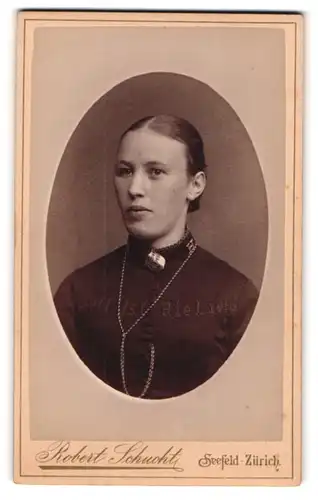 Fotografie Robert Schlucht, Zürich, Kreuzstrasse 40, Brgerliche Dame mit langer Halskette