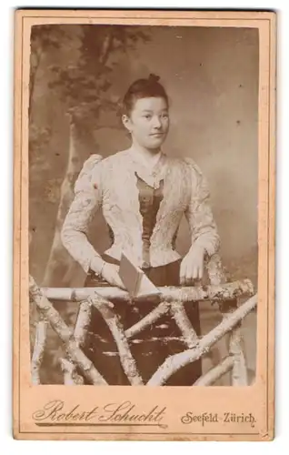 Fotografie Robert Schlucht, Zürich, Kreuzstrasse 40, Junge Dame mit einem Buch in der Hand