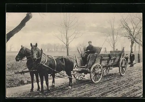 AK Pferdegespann mit Wagen auf einer schlammigen Strasse