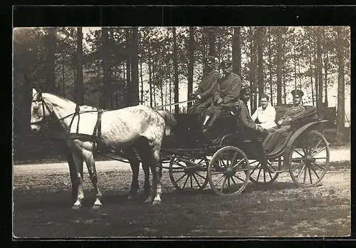 Foto-AK Eine Dame und Soldaten in einer Pferdekutsche