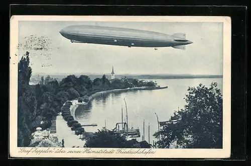 AK Friedrichshafen a. B., Luftschiff LZ127 Graf Zeppelin über seiner Heimatstadt