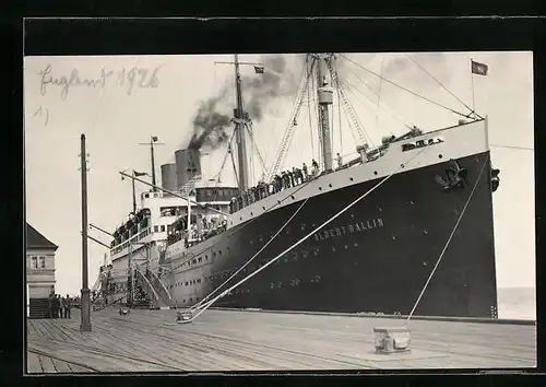 AK Passagierschiff Albert Ballin im Hafen ankernd