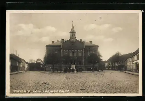 AK Liebenwalde, Rathaus mit Marktstrasse