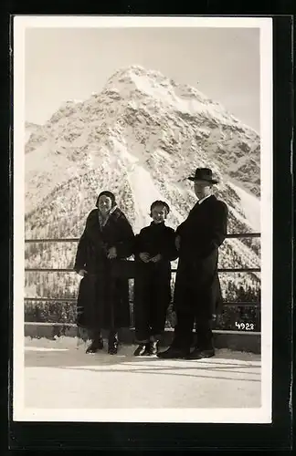 AK Arosa, Familienfoto vor einem verschneiten Berg, ca. 1933