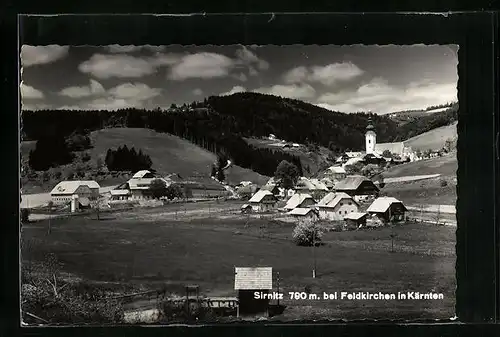 AK Sirnitz bei Feldkirchen, Totalansicht mit Blick gegen eine Waldlandschaft