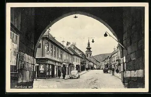 AK Hainburg /Donau, Strassenpartie mit Tordurchgang