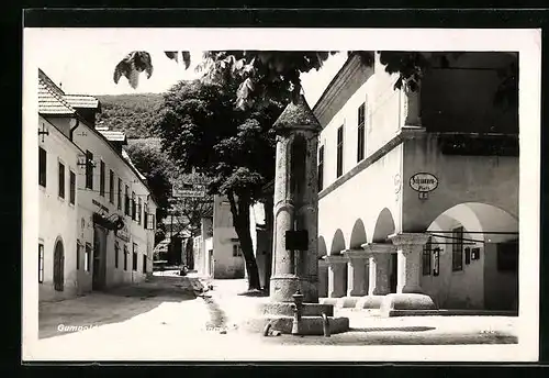 AK Gumpoldskirchen, Strassenpartie mit Säule