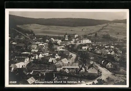 AK Alland im Gebirge, Ortsansicht aus der Vogelschau mit Blick in die Ferne