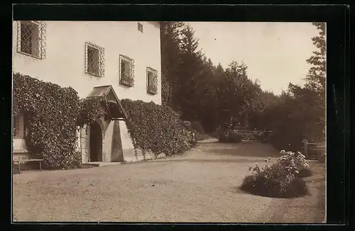 Foto-AK Mühlen, Eingangsbereich eines Herrenhauses mit Beeten