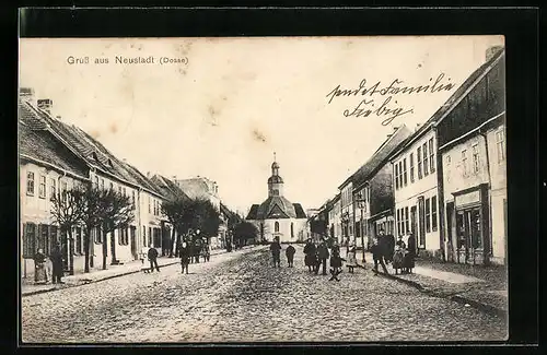 AK Neustadt /Dosse, Strassenpartie mit Blick zur Kirche