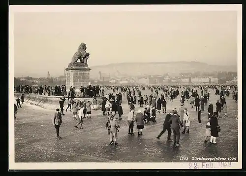 AK Zürich, Zürichseegefrörne im Jahr 1929, Partie mit Löwendenkmal