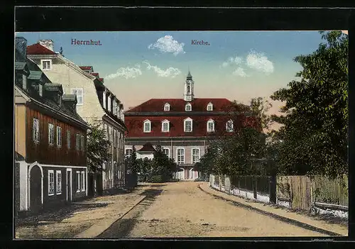 AK Herrnhut, Strassenpartie mit Kirche