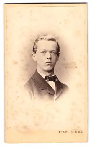 Fotografie Gebr. Siebe, Breslau, Alte Taschenstr. 10 & 11, Portrait blonder junger Mann in Fliege und Jackett