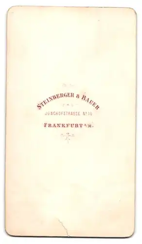 Fotografie Steinberger & Bauer, Frankfurt / Main, Junchofstr. 10, Portrait charmanter junger Mann mit Schnurrbart