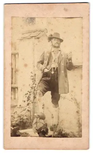 Fotografie unbekannter Fotograf und Ort, Portrait junger Mann mit Hut in Tracht